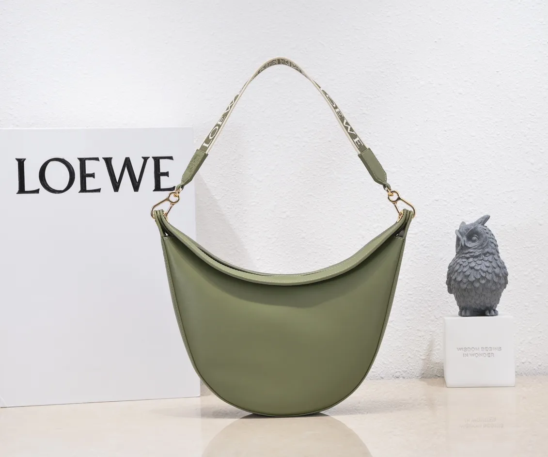 Avocado green, top quality original order. The smooth crescent shape of the L Luna series moon bag not only elongates the proportions of the whole person without getting stuck on the upper body, but also feels particularly comfortable. The wide shoulder strap design does not press the shoulder buckle opening, making it easier to open and close. The internal capacity is also large, and sunglasses and folding umbrellas can be easily arranged with sliding hanging loops hidden on both sides. Shoulder straps or hanging accessories can be attached, making it convenient for various occasions. It is a bag that shows off its temperament and is highly used in daily life! Luo Yiwei size: 29*27*8cm: model: 8891#